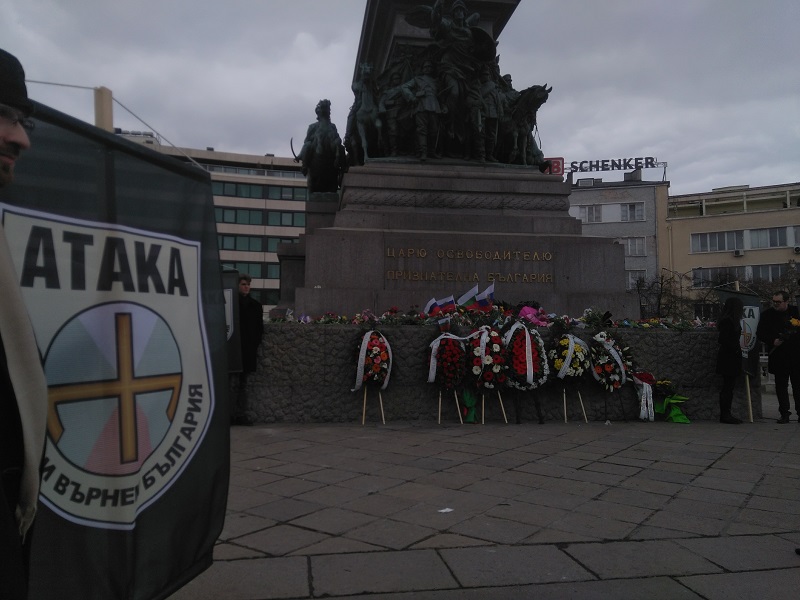 Членове и симпатизанти на ПП „Атака“ поднесоха венци и цветя пред паметника на Цар Освободител в столицата