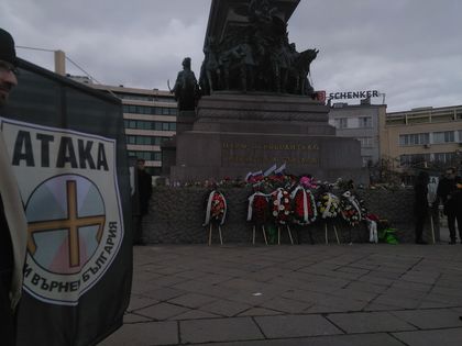 Членове и симпатизанти на ПП „Атака“ поднесоха венци и цветя пред паметника на Цар Освободител в столицата