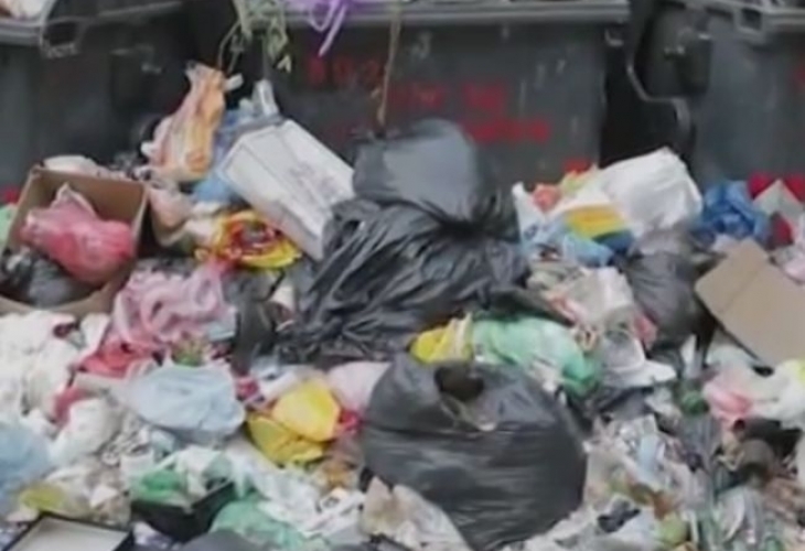 В центъра на Варна се носи непоносима смрад, градът потъна в боклуци (ВИДЕО)