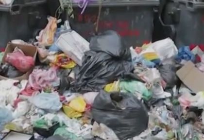 В центъра на Варна се носи непоносима смрад, градът потъна в боклуци (ВИДЕО)