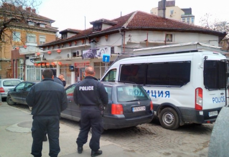 Полицаи с кучета налазиха Алеята на любовта, сецнаха бизнеса на жриците (СНИМКИ)