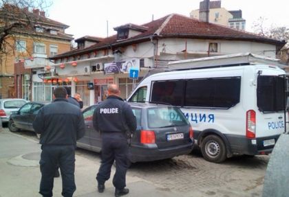 Полицаи с кучета налазиха Алеята на любовта, сецнаха бизнеса на жриците (СНИМКИ)