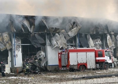 Разследват причините за пожара в цеха във Войводиново