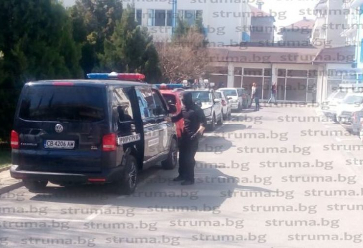 Маскирани антимафиоти нахлуха в полицията в Благоевград, разследват ченге за чадър над кримигероя Владо Боклука (СНИМКИ)