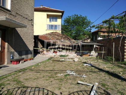 Матраците на леглата спасили момичетата в Коматево (СНИМКИ)