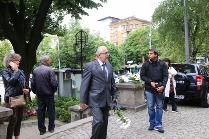 Последно сбогом: Стотици на поклонение пред генерала на военната медицина Стоян Тонев! (СНИМКИ)