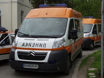 Тежка катастрофа край Мездра! Кола изхвърча в канавката