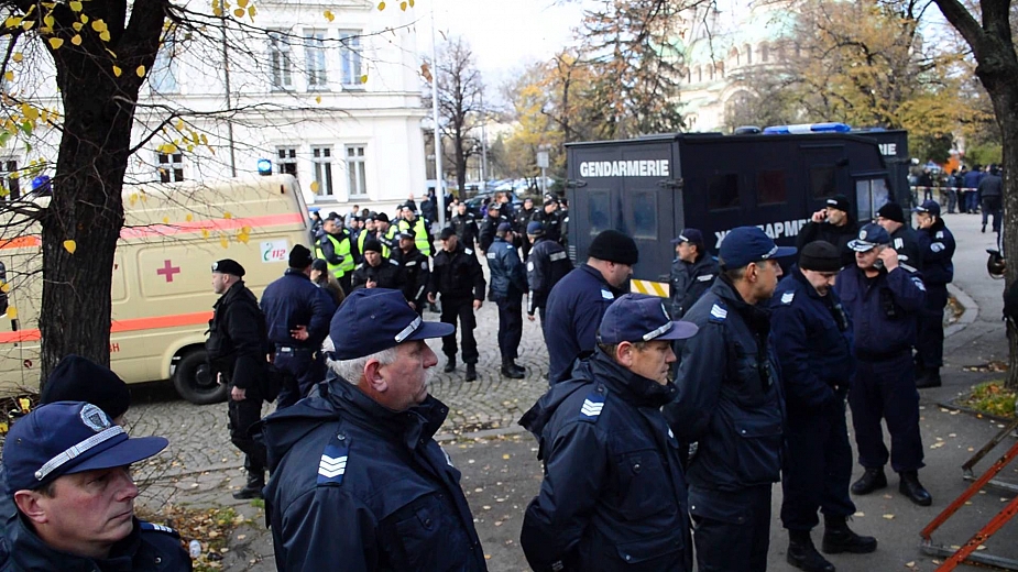 Полицаи на протест! Получават 25 ст. на час за нощен труд