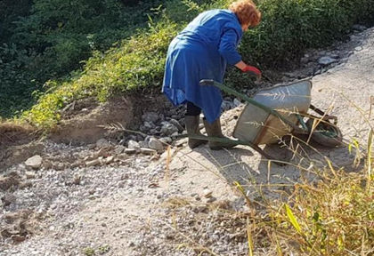 Докъде се докарахме! Възрастна жена запретна ръкави и сама ремонтира пътя до дома си в Горно Селище (СНИМКИ)