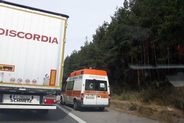 Джип се удари в ТИР, има ранено дете