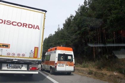 Джип се удари в ТИР, има ранено дете