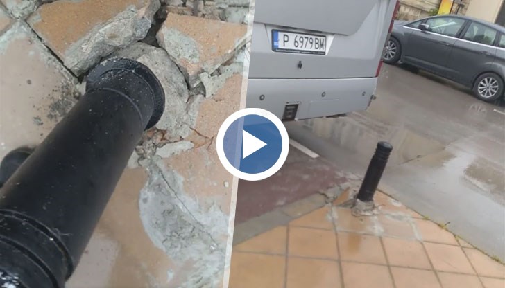 Автобус изкърти ограничително колче пред Историческия музей