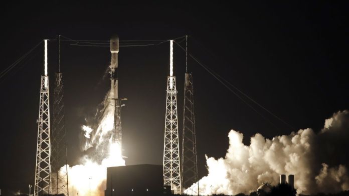 SpaceX успешно изведе в орбита първите 60 сателита на Starlink