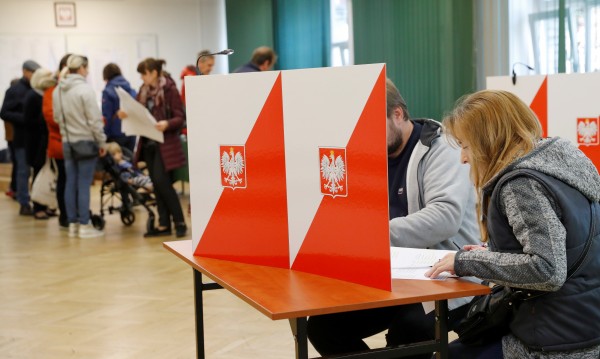 Управляващата партия в Полша печели местните избори, но губи Варшава