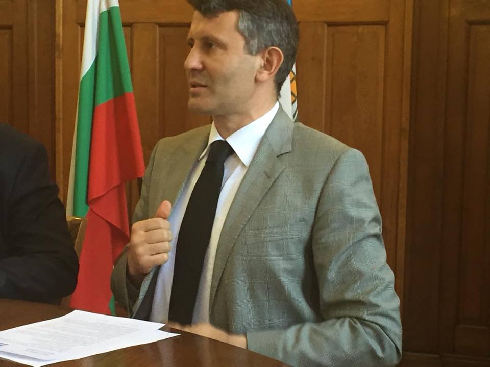 Титюков се похвали с вратовръзка от Славчо