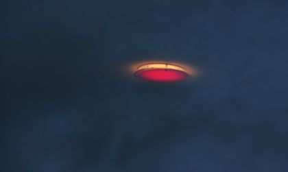Въздушна гонка: НЛО изпреварва самолет!