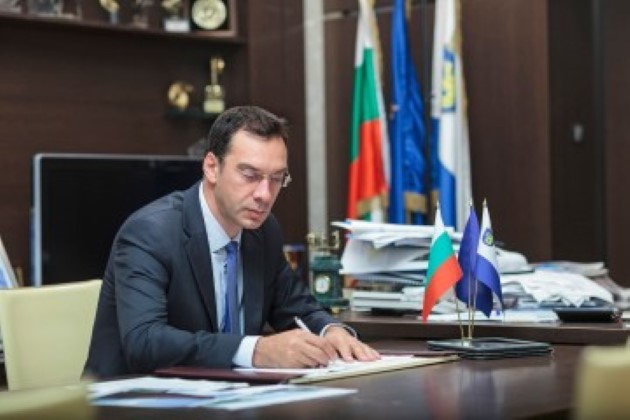 Бургас: Кметът Димитър Николов награди финалистите от състезанието по български език за третокласници „Език свещен на нашите деди“