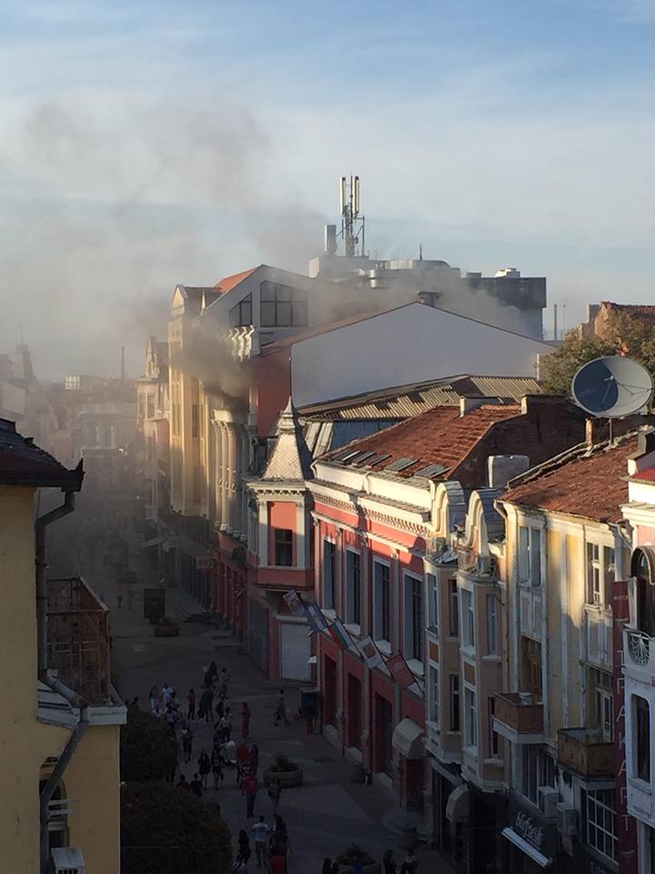 ИЗВЪНРЕДНО! Голям пожар на Главната на Пловдив! СНИМКИ и ВИДЕО