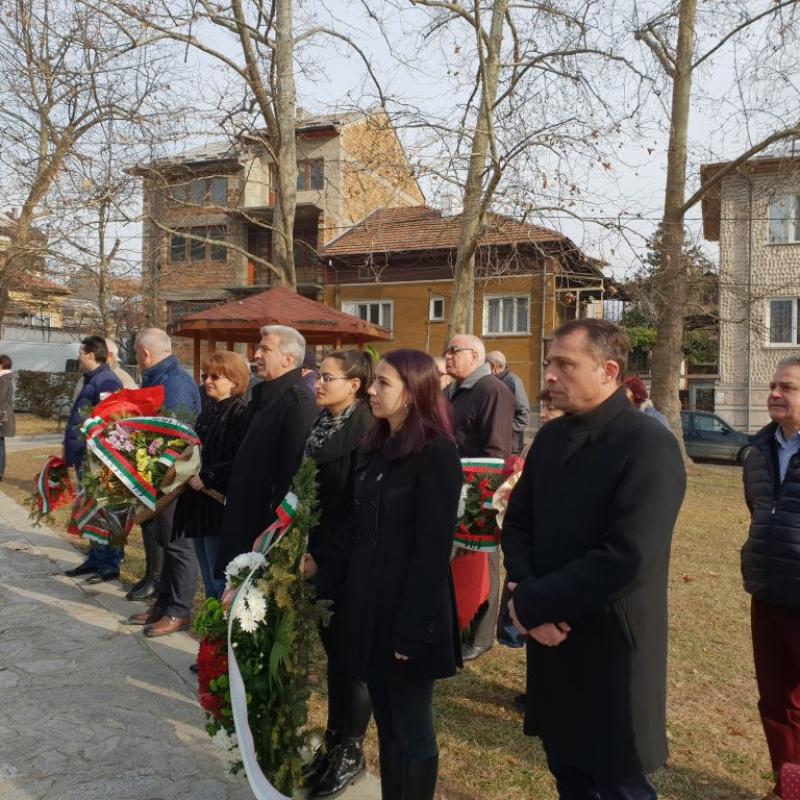 Пазарджик: Политици, общественици и местна власт се поклониха пред паметника на Капитан Николай Сафонов в Пещера в чест на Освобождението на града