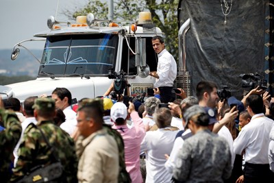 Венецуелски войници избягаха в Колумбия, а по границата избухнаха сблъсъци