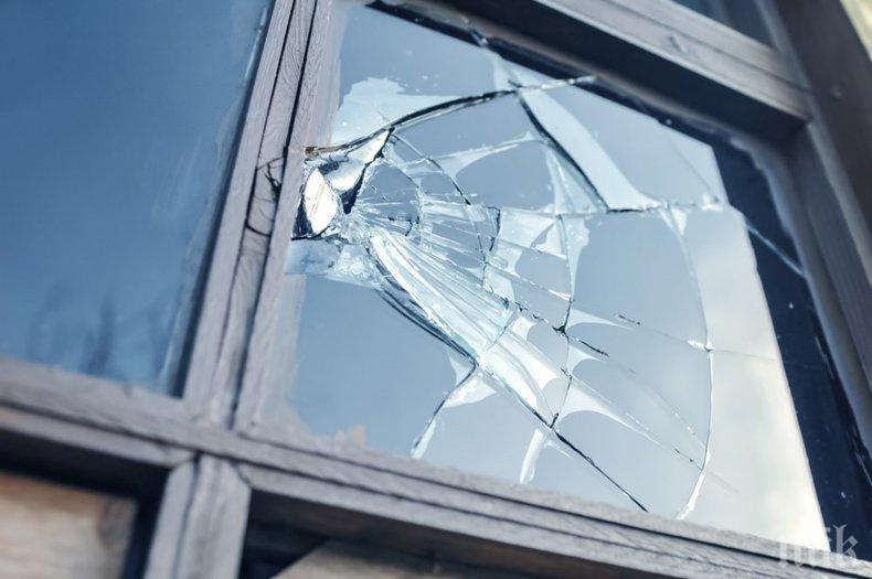 Потрошиха с камъни прозорците на партиен офис