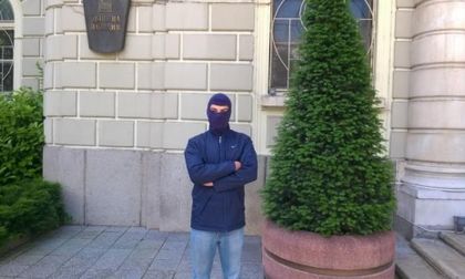 Почна се! Ето го първият с маска пред Общината! СНИМКА