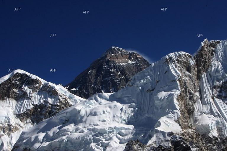 AFP: Най-малко шестима алпинисти са загинали при изкачване на Еверест през май