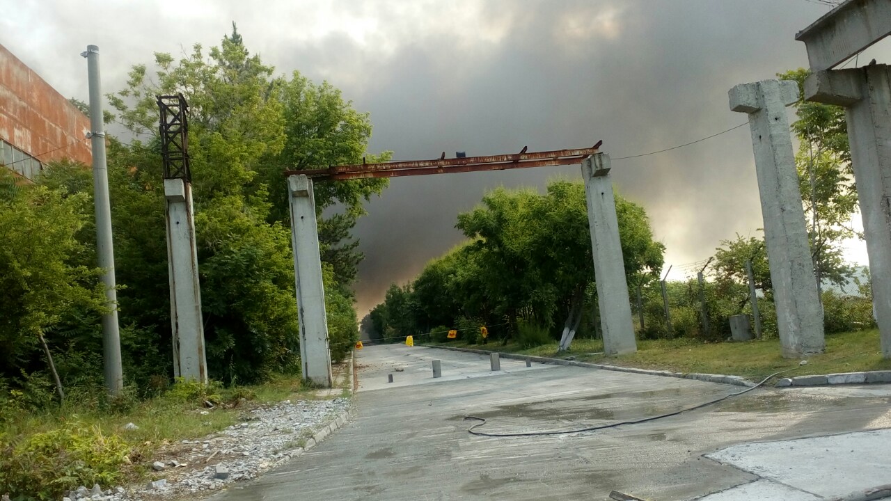 Липсата на авариен кран за вода в завода в Шишманци пречи на гасенето на пожара