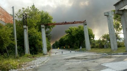 Липсата на авариен кран за вода в завода в Шишманци пречи на гасенето на пожара