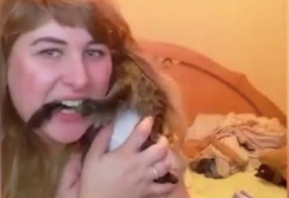 ЖЕСТОКОСТ! Жена мъчи котето си, за да събере лайкове! (СНИМКИ/ВИДЕО 18+)