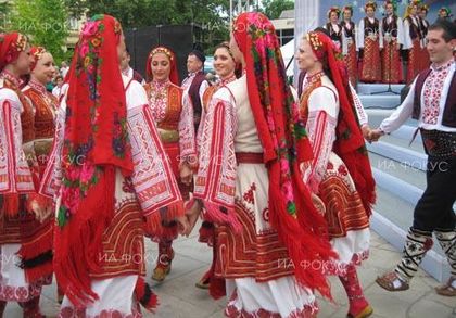 Пловдив: 130 певци, танцьори и кукери ще представят в града фолклора на Тракия