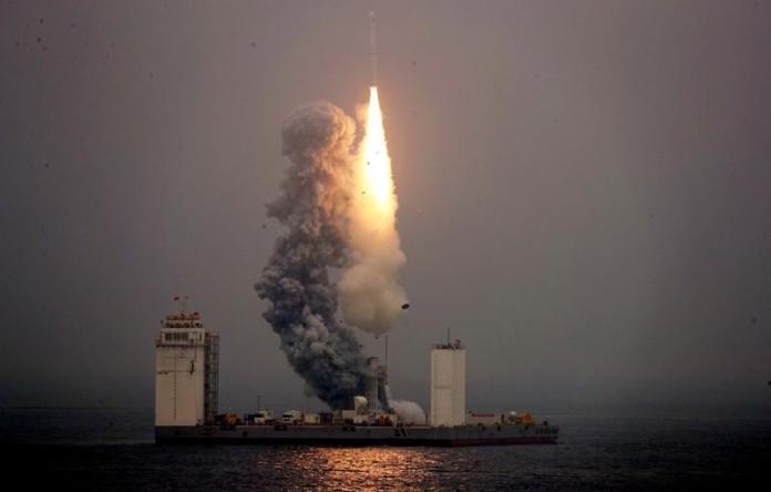 Китай първи изстреля ракета носител от морска платформа