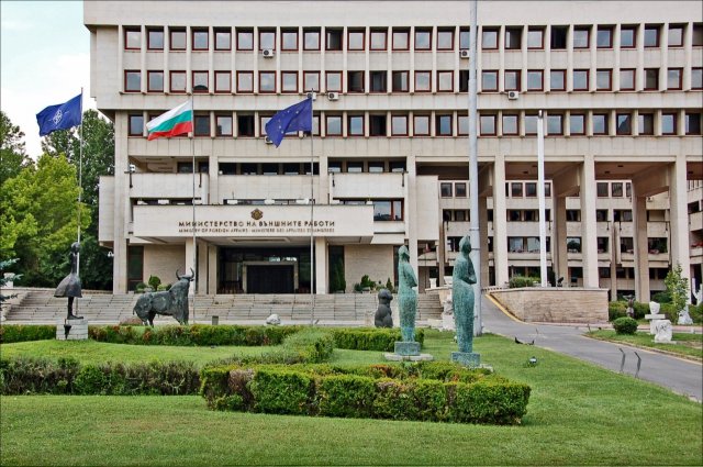 МВнР: Няма данни за загинали или пострадали българи при атентатите в Париж