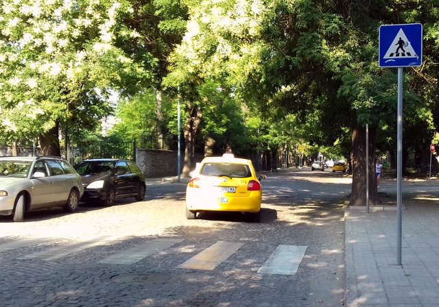 Срещу джигитите: Зебри от бял бетон върху паважа
