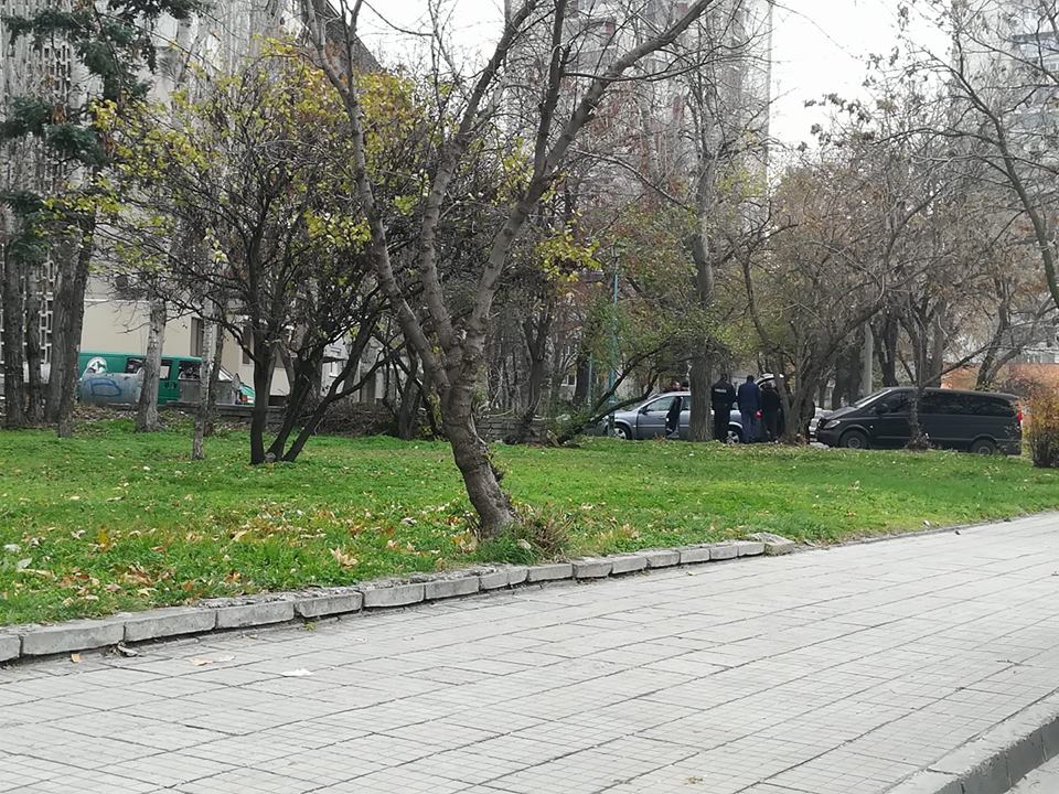 Акция в Пловдив! Качулки тръшкат и тарашат кола (СНИМКИ)