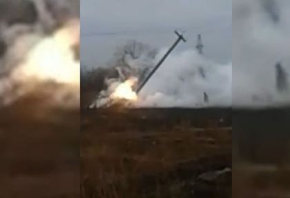 Зрелищно ВИДЕО след късо съединение! Ето как за секунди камък и дърво се превръщат в течност