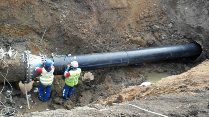 Спешно подменят стари водопроводи по ключови улици в Асеновград.