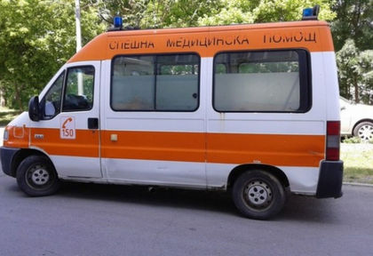 Тийнейджър в болница след сбиване пред клуб в Асеновград