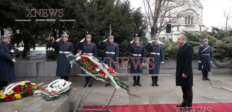 Патриархът освети бойните знамена