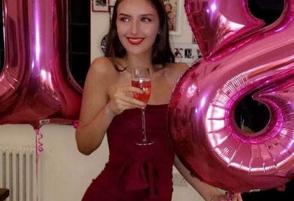 Красива 18-годишна студентка се самоуби след като не издържа на щастието на другите в мрежата (СНИМКИ)