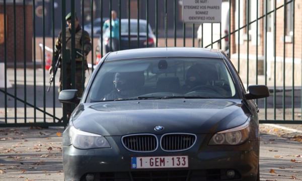 Белгиец пробва да влезе с кола в армията