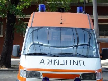 Автобус повлече пенсионер, прати го в болница
