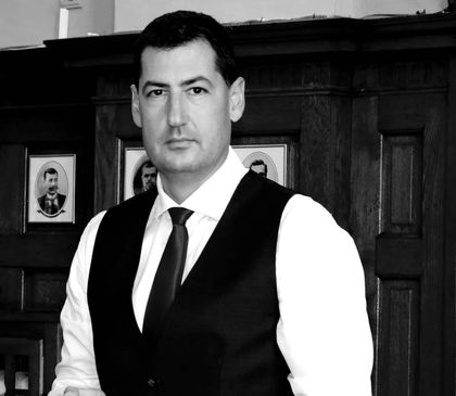 Тотев влиза зад бара в Безистенъ, благотворително