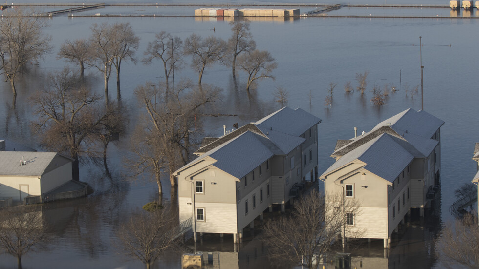 Трима загинали и хиляди евакуирани заради наводнения в САЩ