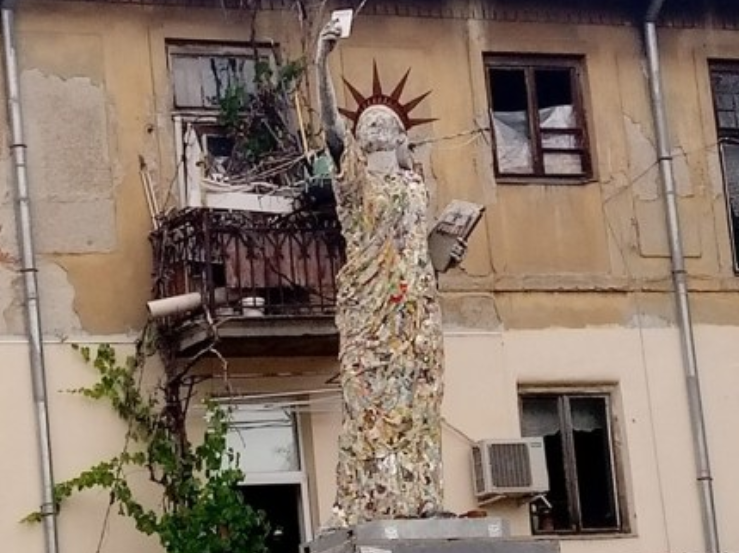 Статуята на суетата краси столицата, направена е от боклук