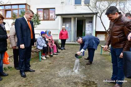 Санирането в Сливен продължава