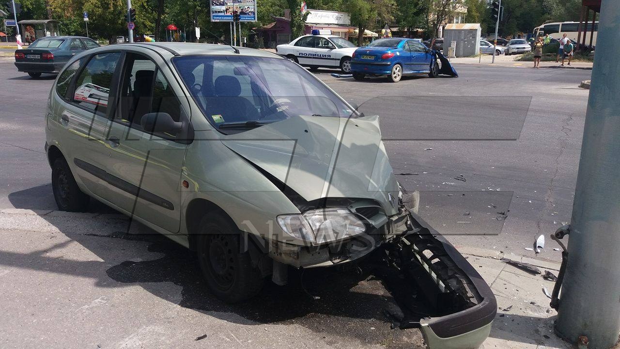 Два автомобила се помляха пред Ескалибур (СНИМКИ)
