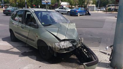 Два автомобила се помляха пред Ескалибур (СНИМКИ)