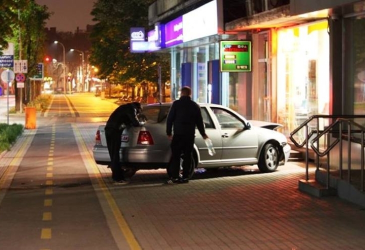 Шофьор пробва да влезе с колата си в стриптийз клуб във Варна (СНИМКА)