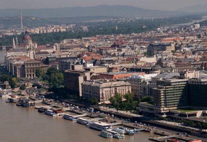 Извънредно от Унгария! Изпразниха 18 международни влака поради бомбена заплаха
